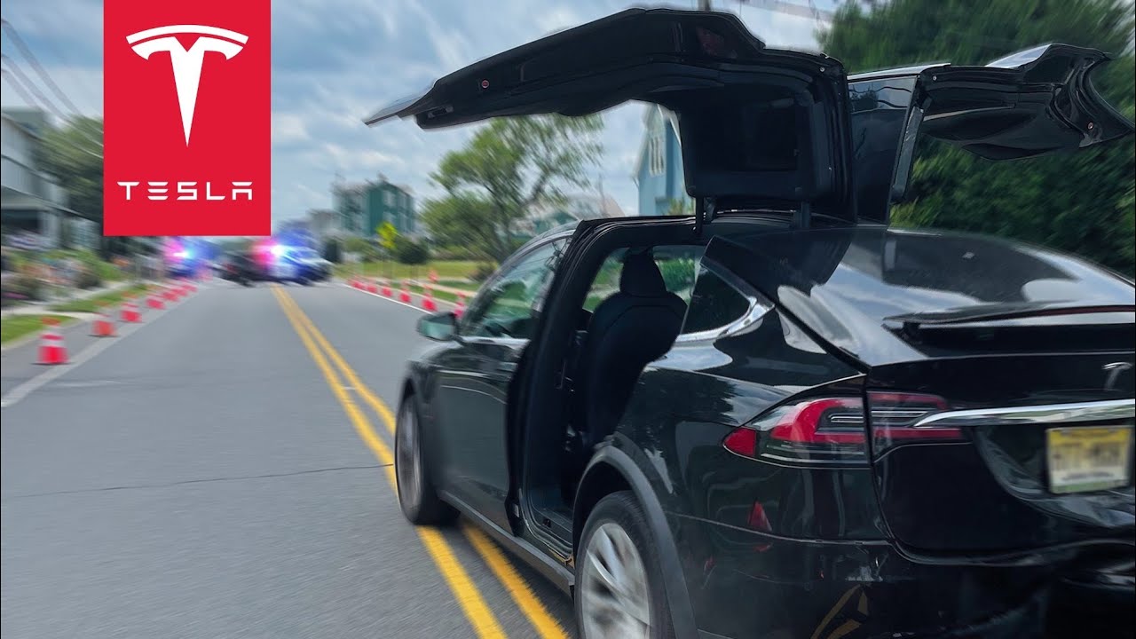 СТОЛКНОВЕНИЕ TESLA НА ПОЛИЦЕЙСКОМ ПОСТОЯННОМ ПУНКТЕ