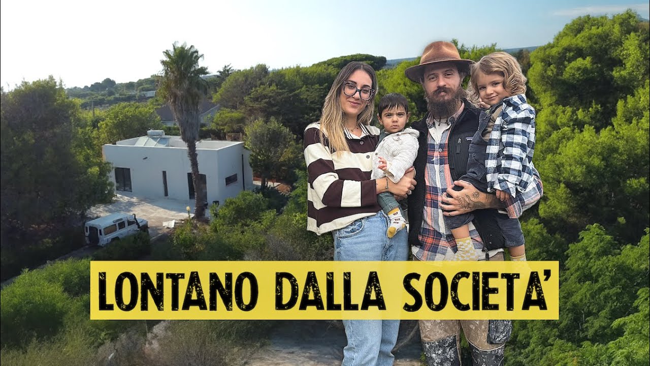 La famiglia che vive in autosufficienza, in un rudere sul mare (completamente off-grid)