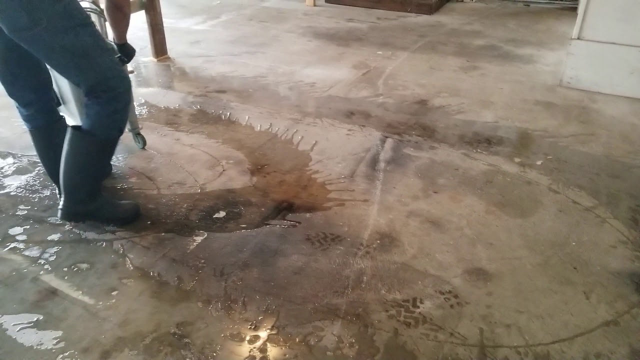 Rociar producto acido para concreto para tener supercifie limpia lista para epoxy