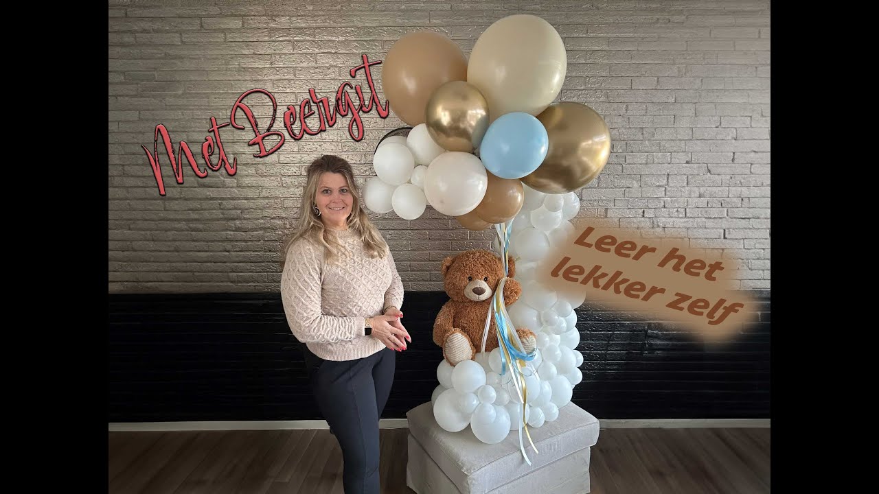Ballonuitleg beer op wolk met een tros ballonnen.