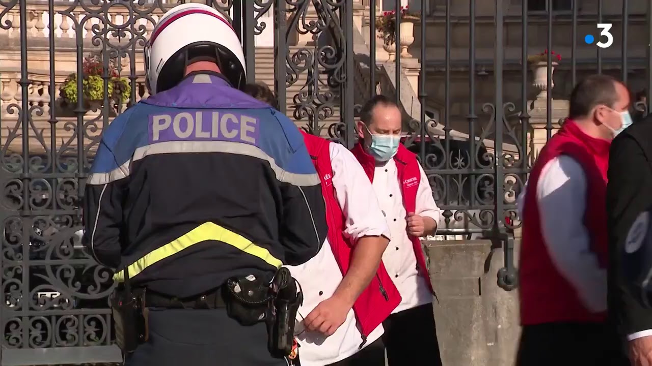 Lille : des restaurateurs déversent 2 tonnes de moules invendues de la Braderie devant la préfecture