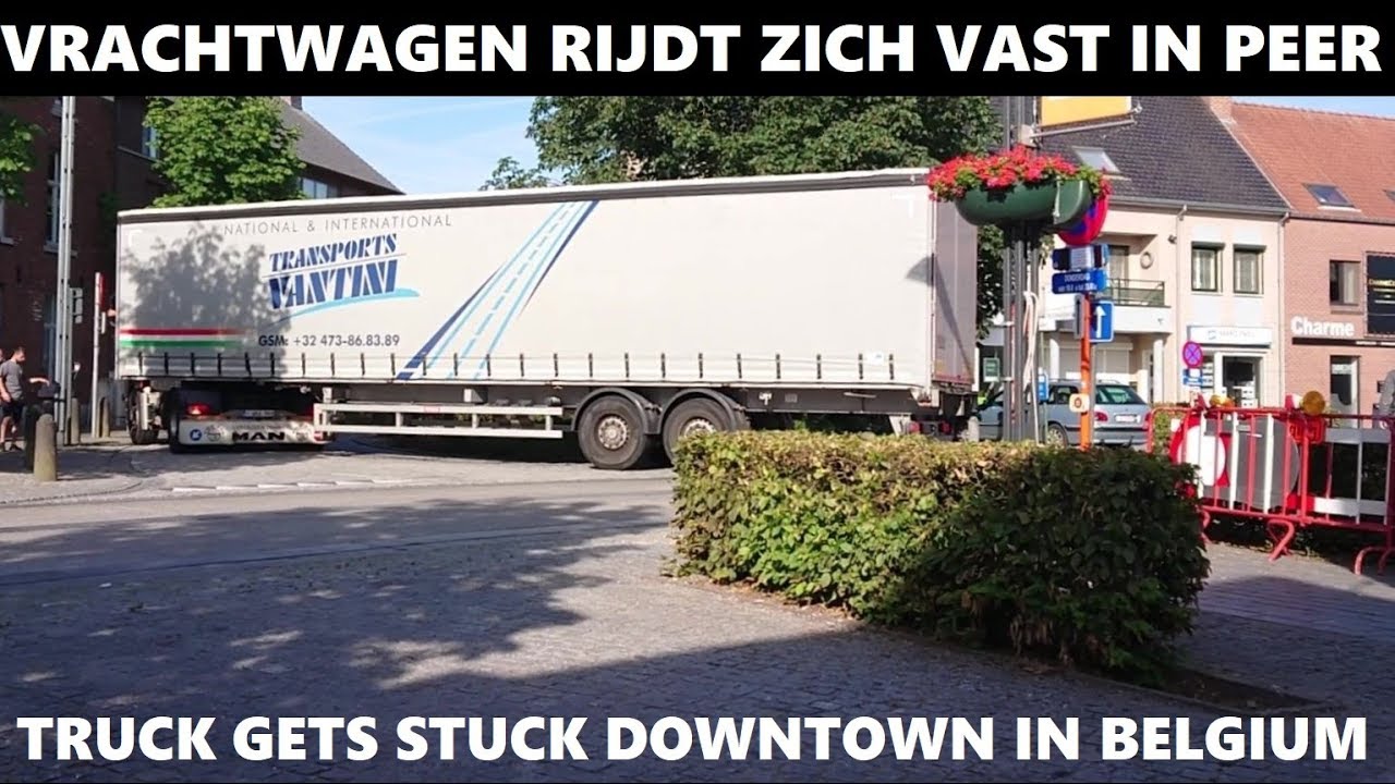 Vrachtwagen rijdt zich vast in het centrum van Peer - Truck gets stuck downtown of Peer in Belgium