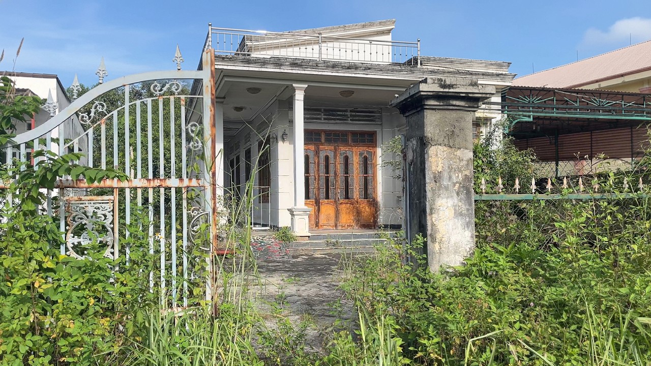 We Cleaned a Disturbing Abandoned House — Everything Was Still Inside