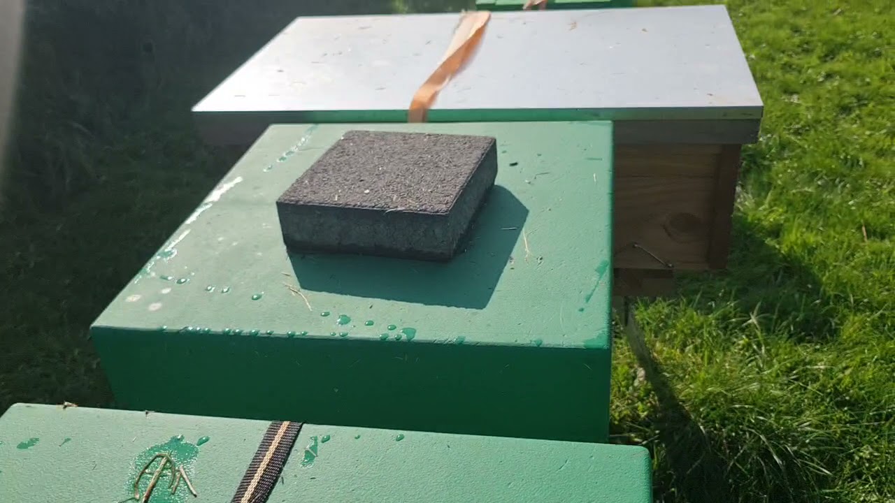 Het voordeel van folie dekplaten op je bijenkasten!