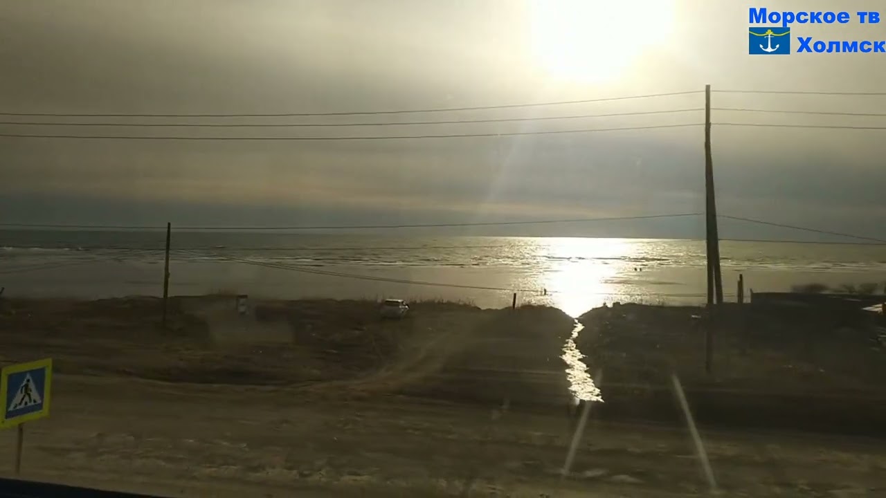 От города Холмск до города Томари на поезде со стороны моря.