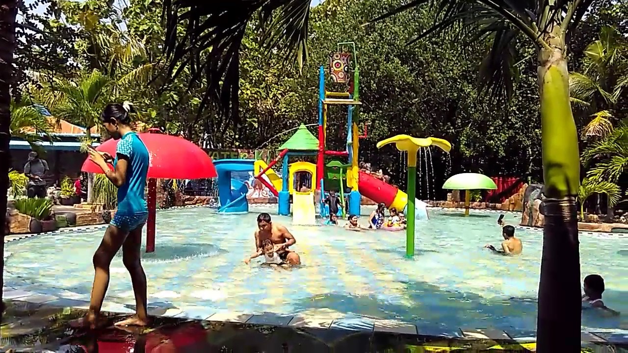 Waterboom & Kolam Renang Di Pantai Cahaya Kendal