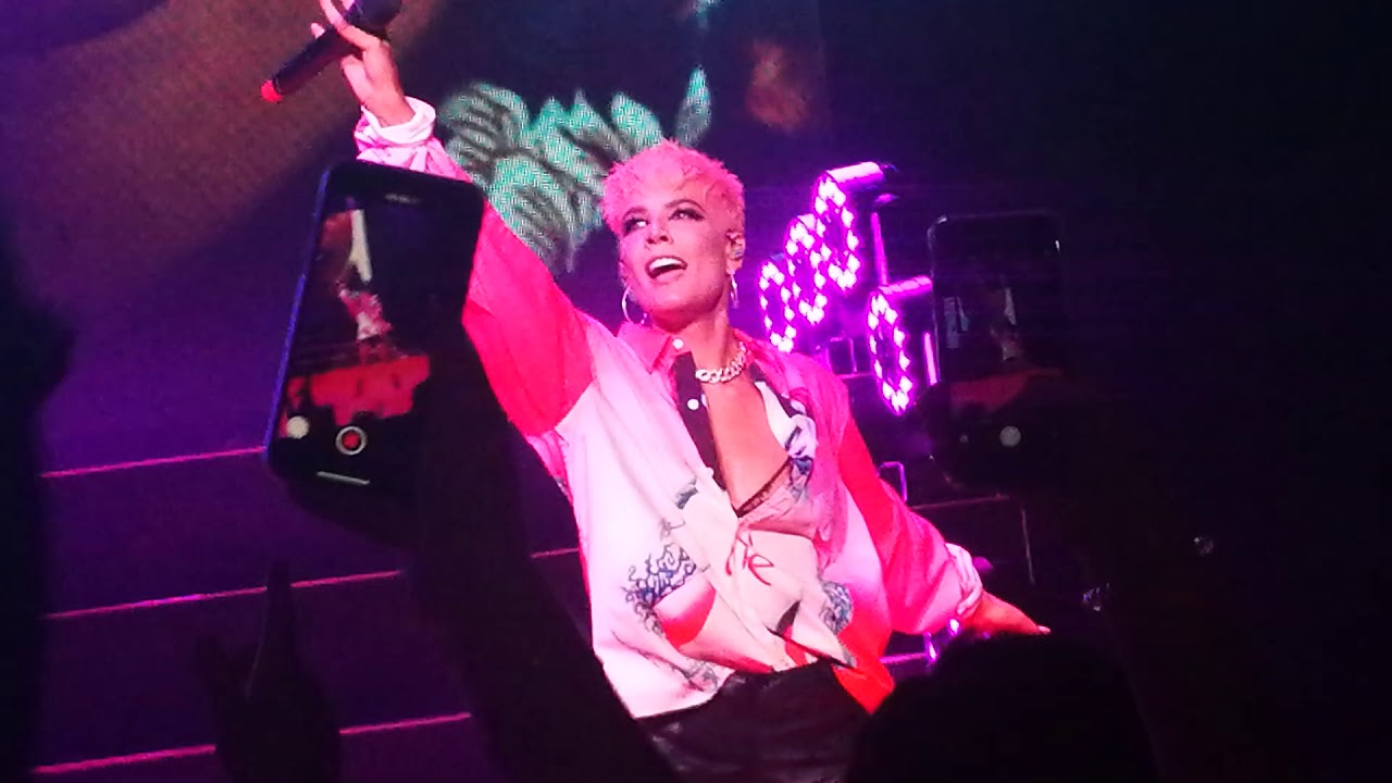 Halsey - Colors LIVE @London Eventim Apollo 09/22