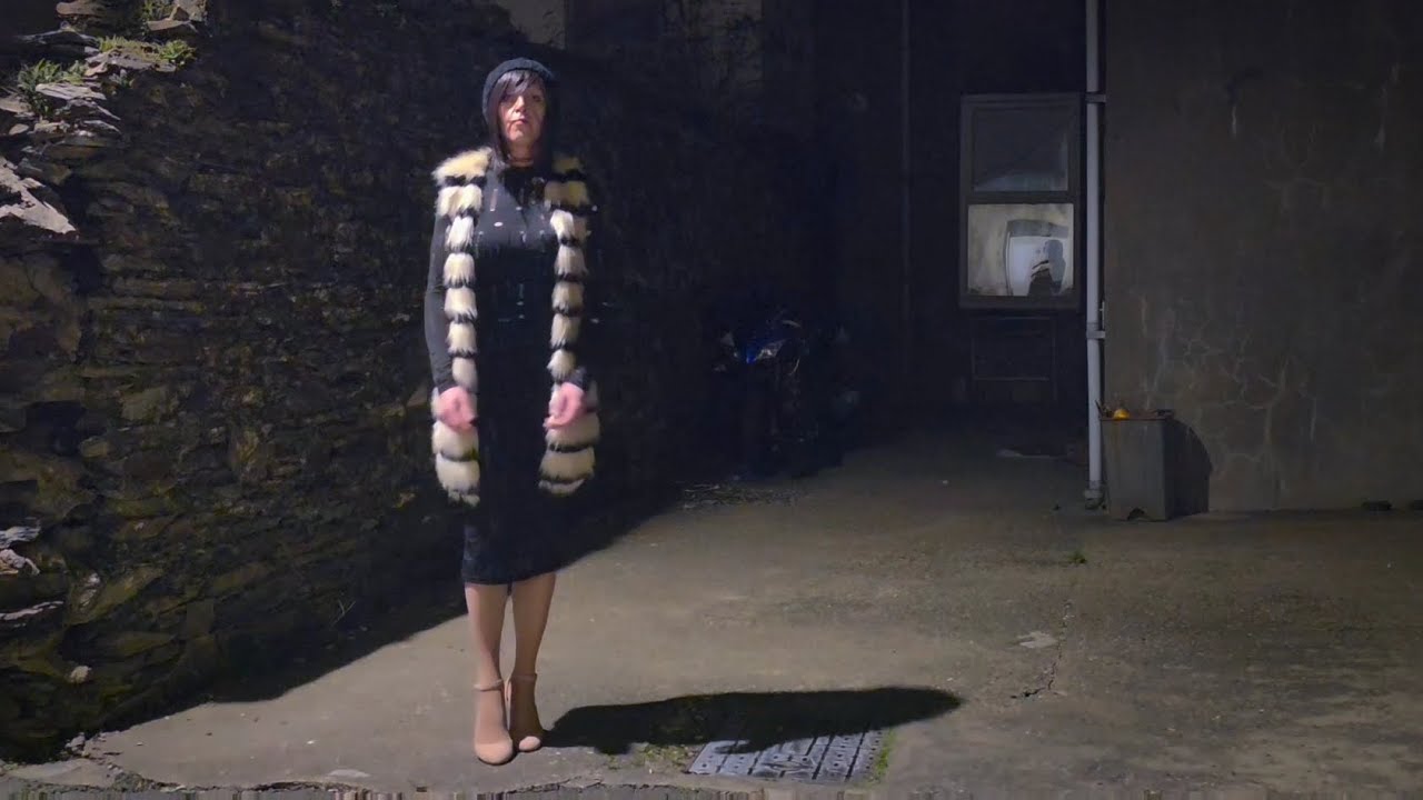 Crossdressing: Outside in animal print and killer heels 💕🖤