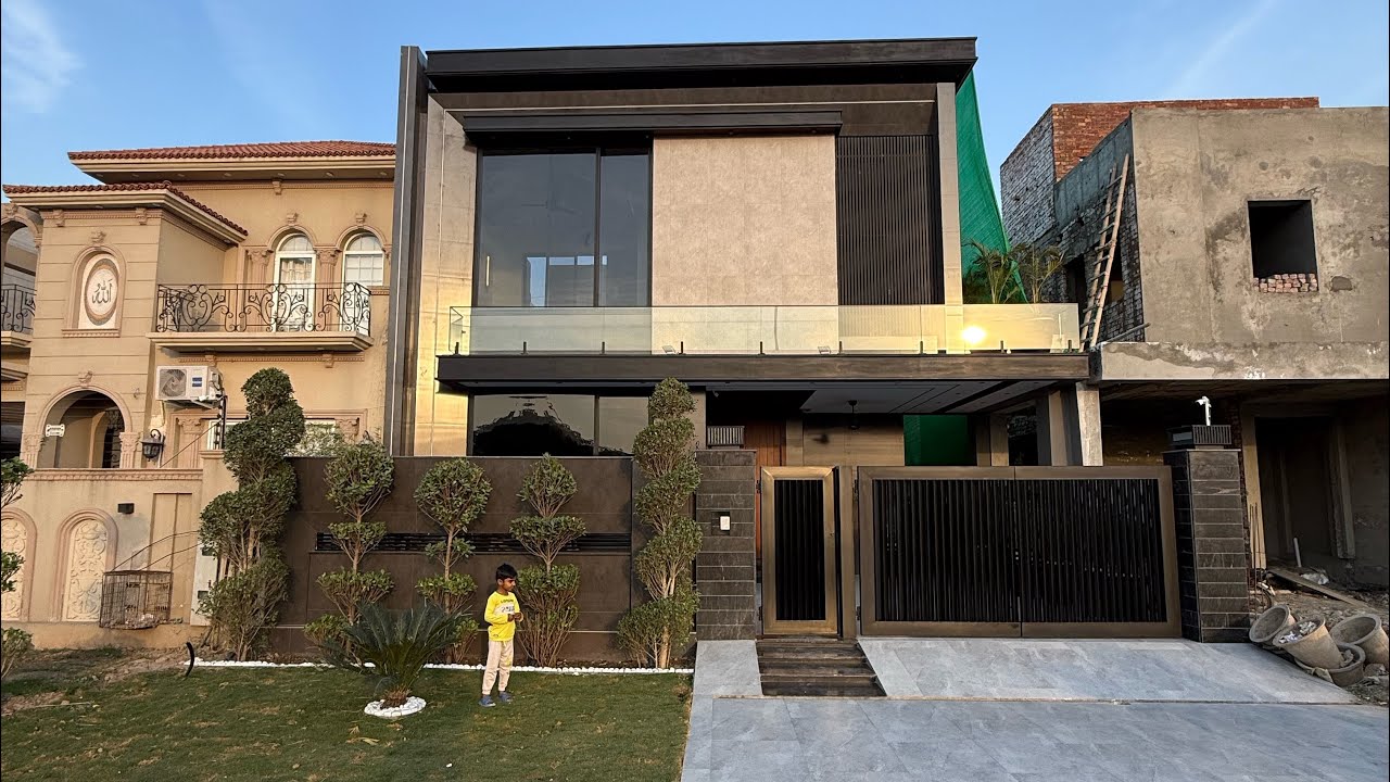 10 marla modern house for sale in DHA Lahore