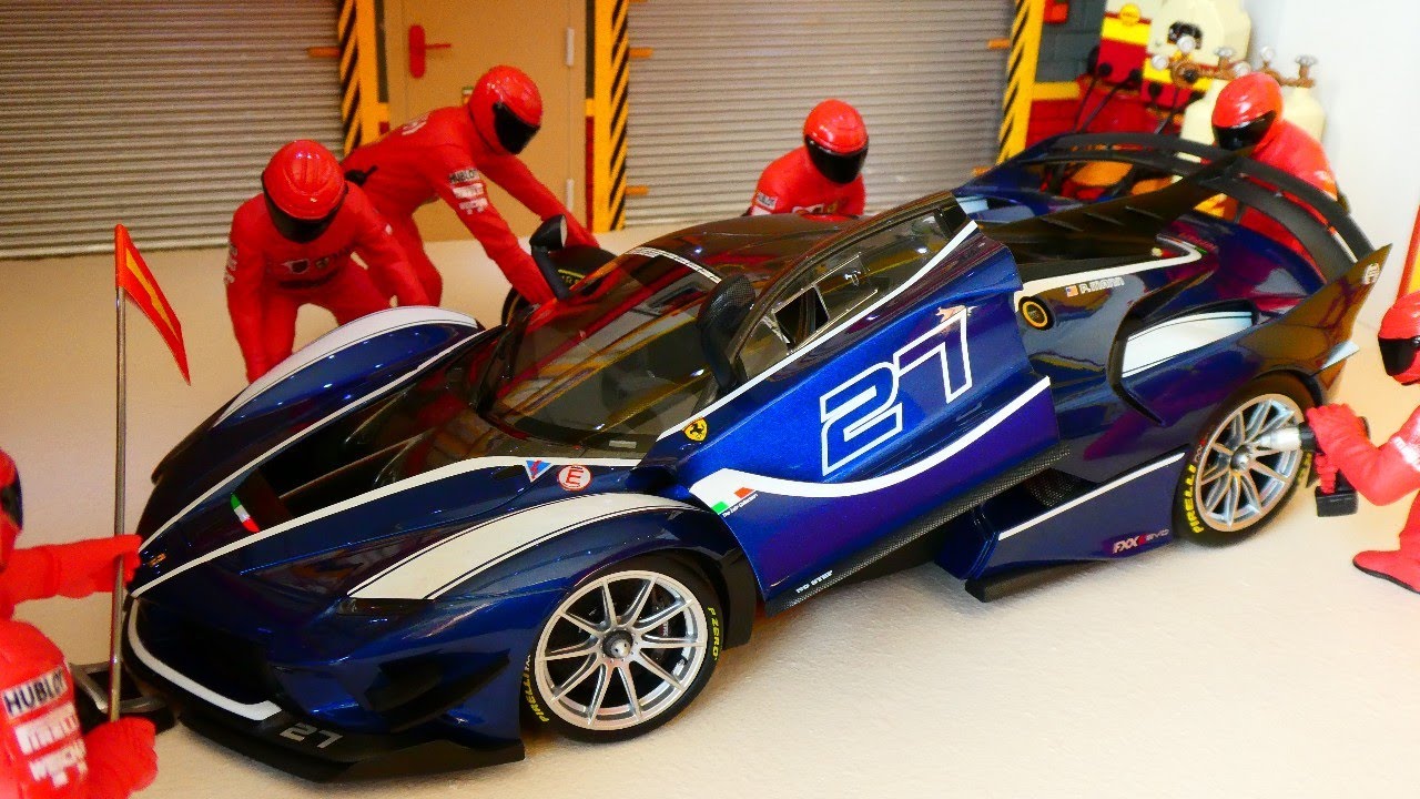 Diorama : Ferrari FXX-K Evoluzione Peter Mann #27 2017 (BBR Models) 1/18
