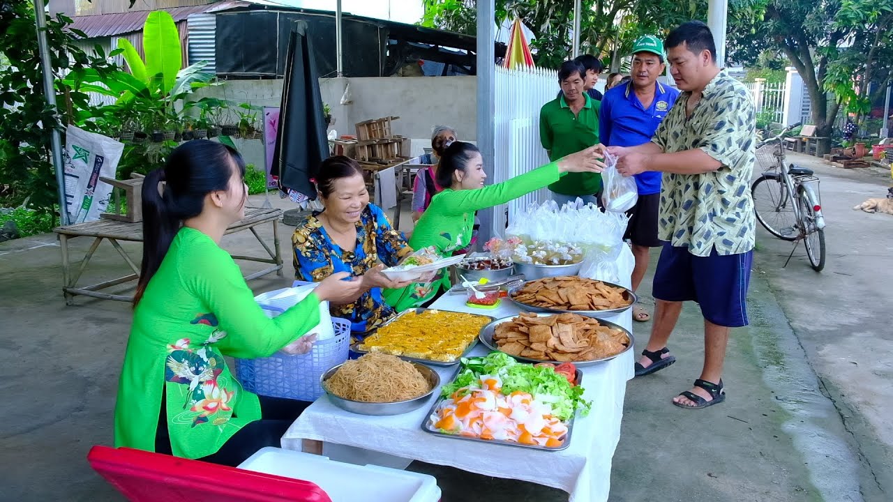 Chị Duyên Phát Tâm Tặng 100 Phần Cơm Chay và Nước Mía Cho Bà Con | Hương Quê #850