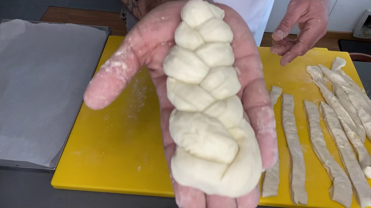 Treccine soffici di focaccia pugliese