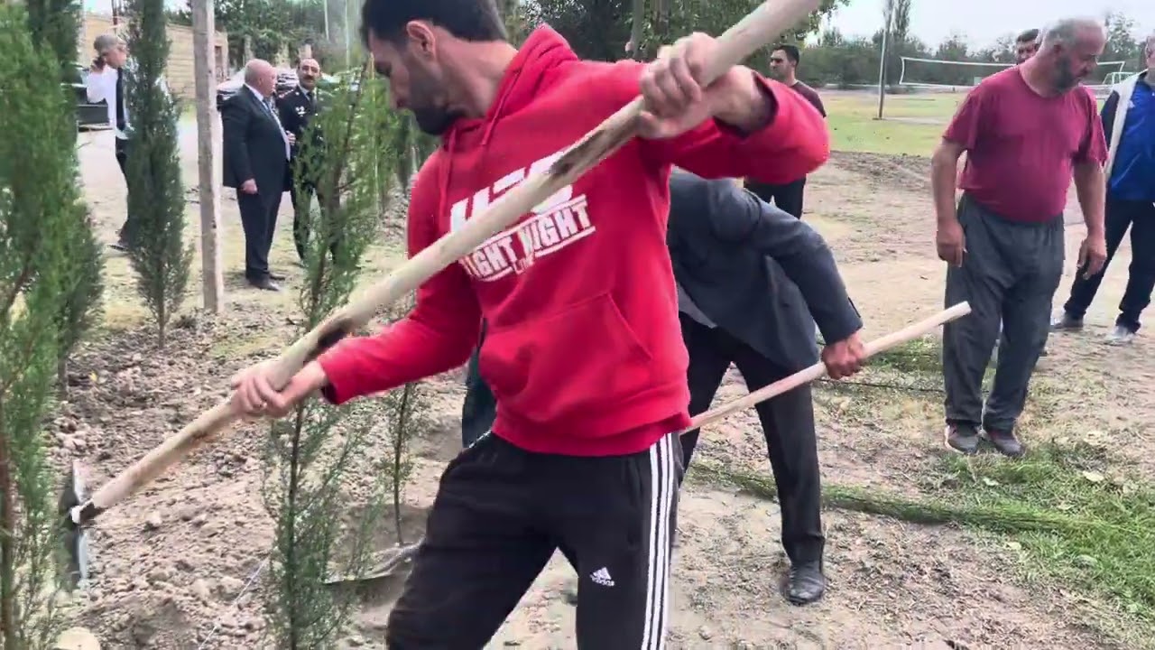 Qoçaqlı kənd stadiona qonaq olan Xaçmaz r İcra başçısı cənab Elnur Rzayev.