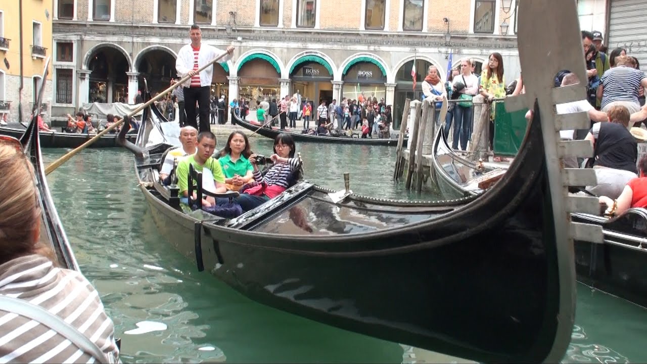 Gondola Ride in Venice, Italy (Płynąc gondolą w Wenecji)