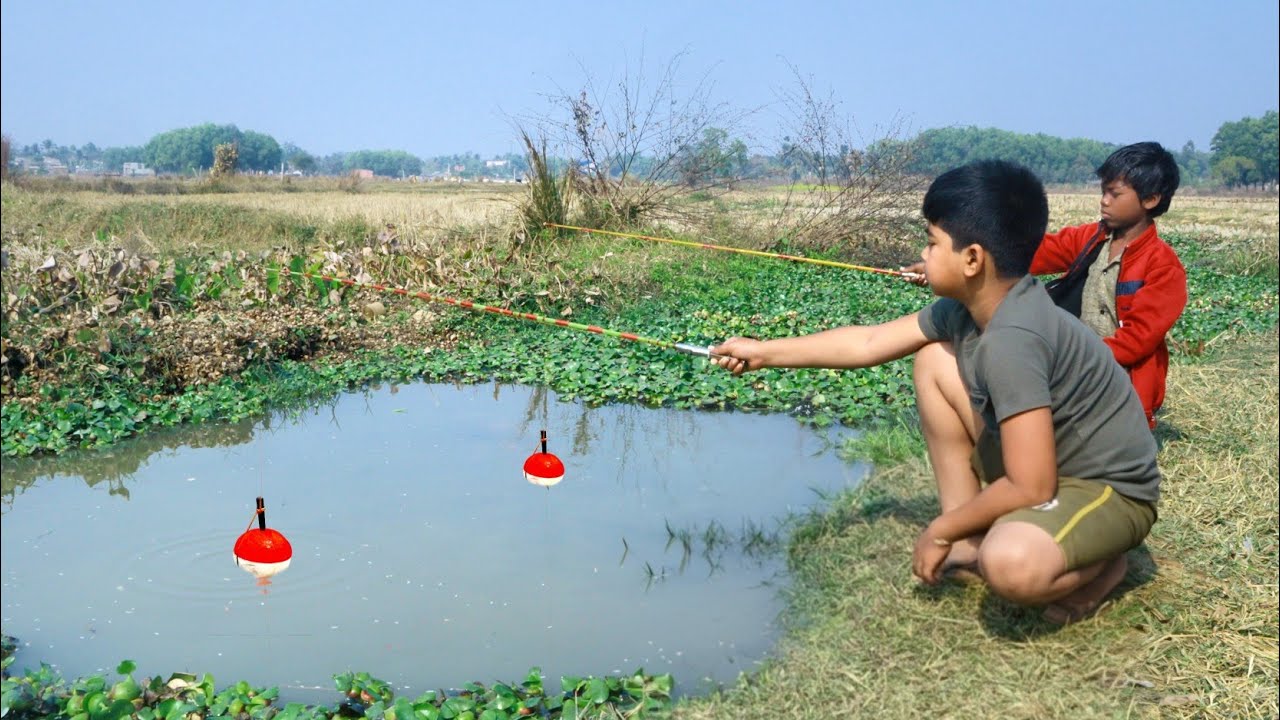 Fishing Video || Two little skilled boys is fishing in the village canal using hook || Fish Trap