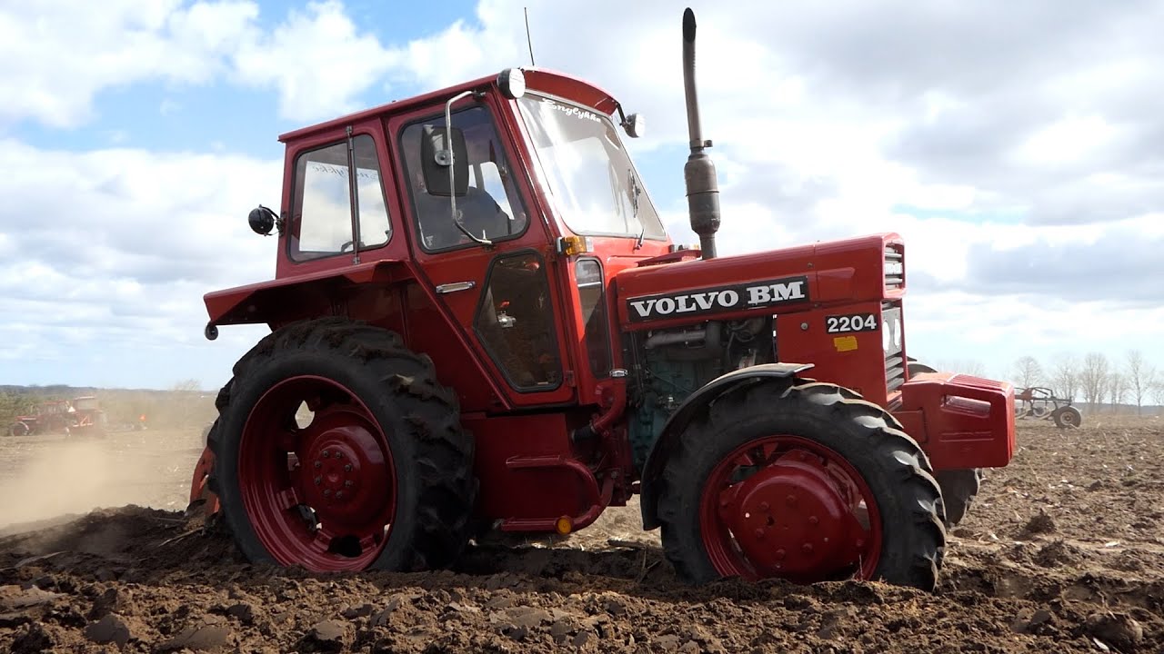 Volvo BM 2204 - Special 4WD Tractor in the field ploughing w/ 2-furrow Kverneland Plough | DK Agri