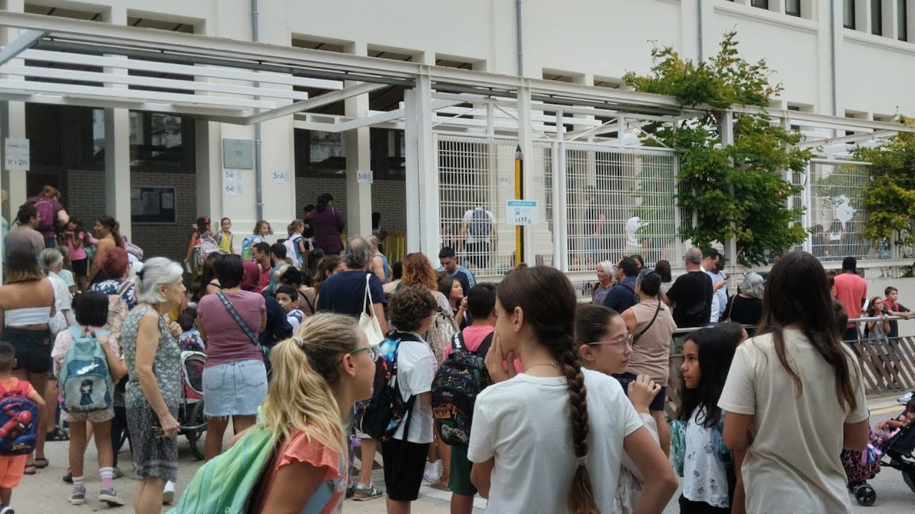 Barreja de nervis i ganes de retrobar els companys en el primer dia de classe