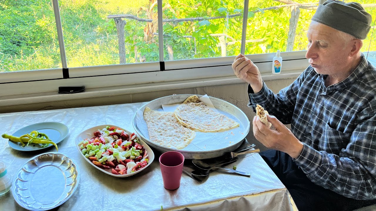 Bahçede öğlen yemeği mantarlı ekmek tarhanada son durum