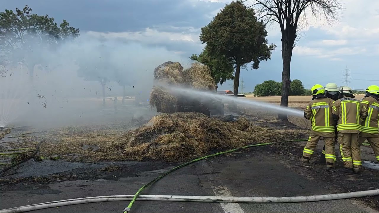 Geilenkirchen  - Traktor mit Strohanhänger in Flammen