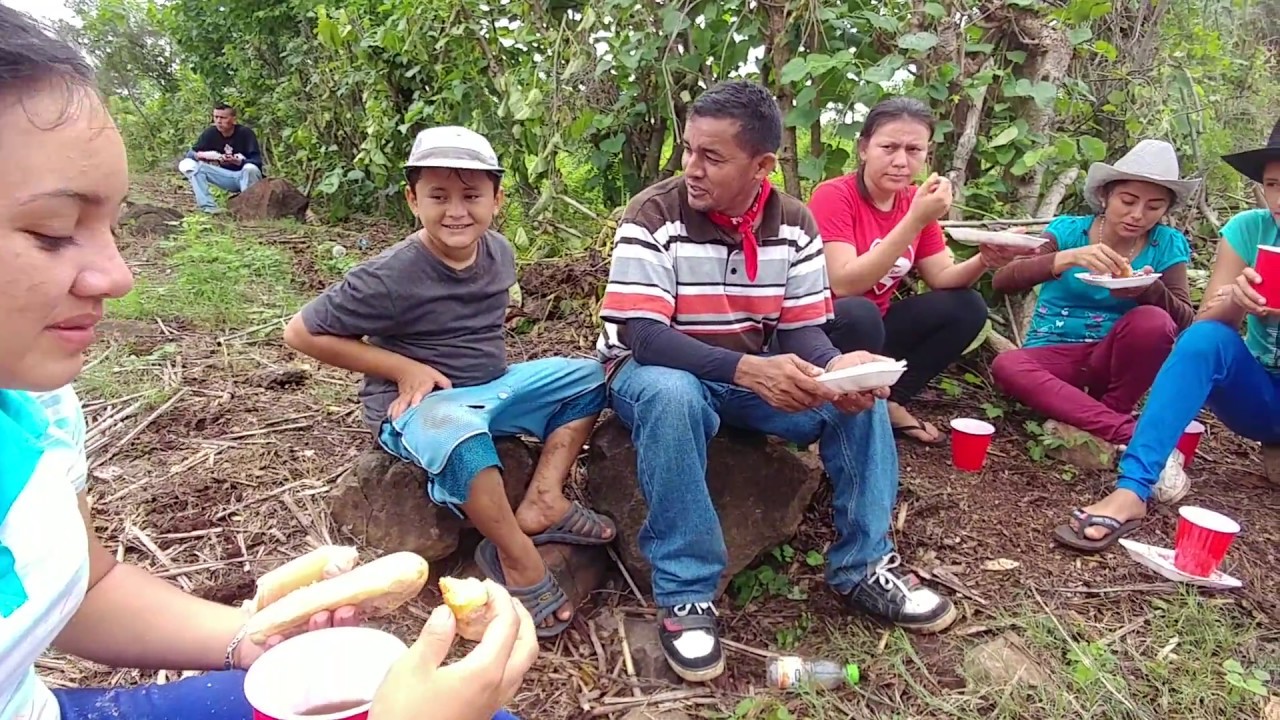 Un rico desayuno en el campo Frijoles,, queso, crema y pan frances. Sembrando la Milpa 2017. Parte 6