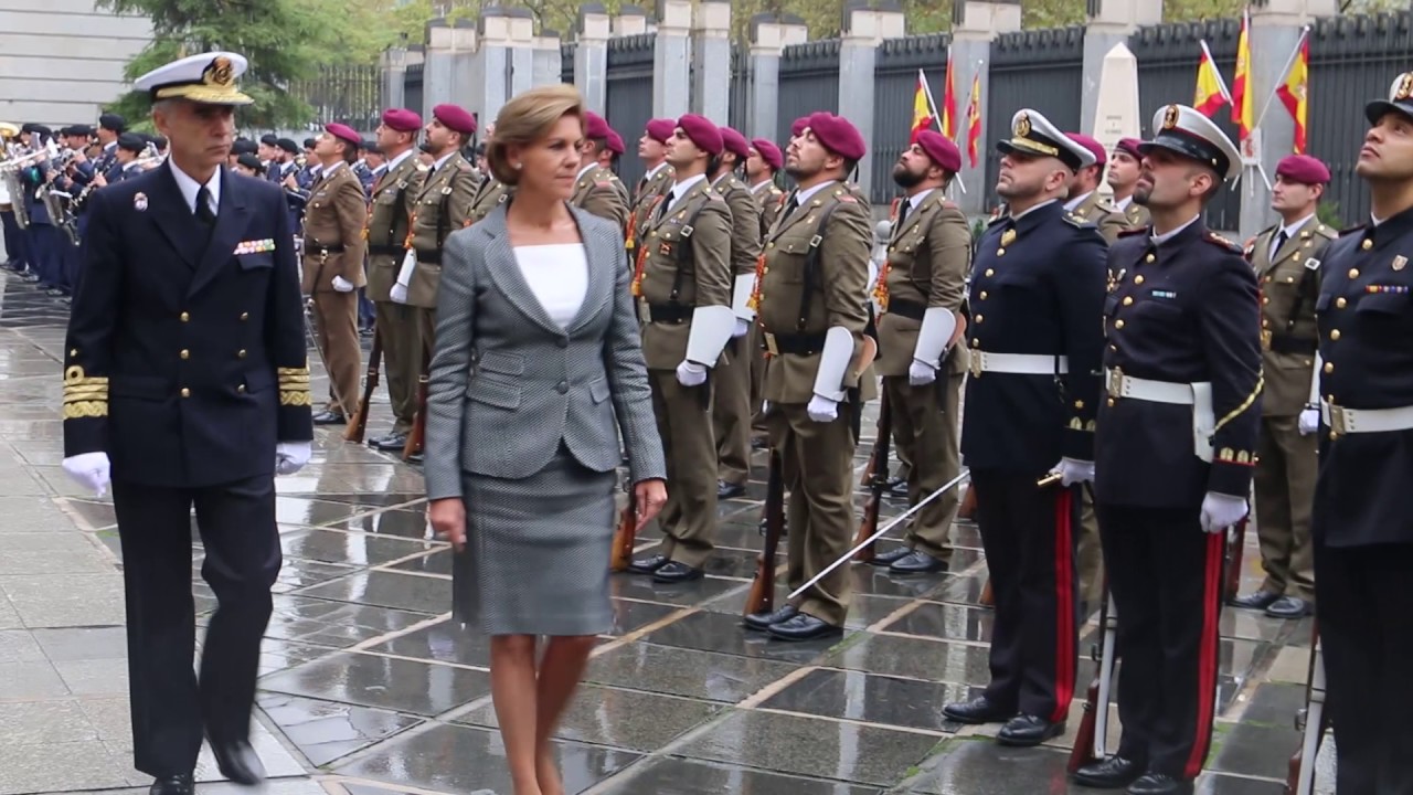La nueva ministra de Defensa pasa revista