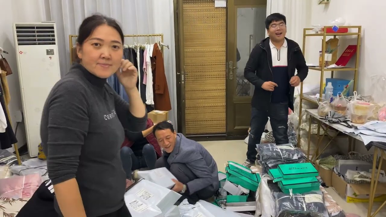 小菲一家加班打包，岳父岳母边干活边斗嘴，四眼最后笑的停不下来