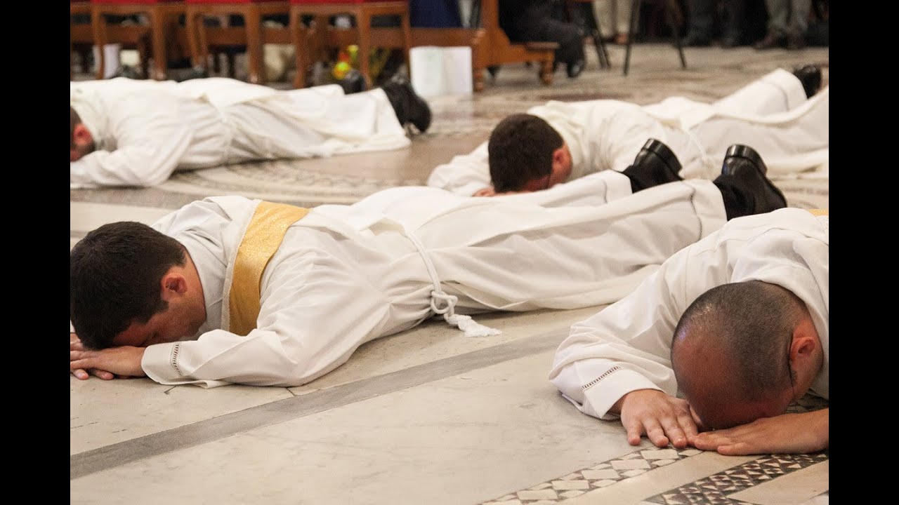 &iquest;Un laico puede Postrarse? Padre Luis Toro.