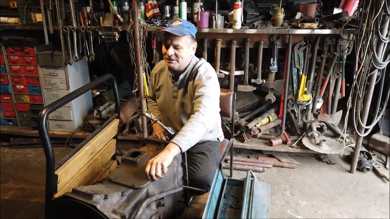 Bodzio rozbiera skrzynię z Ursusa C-328