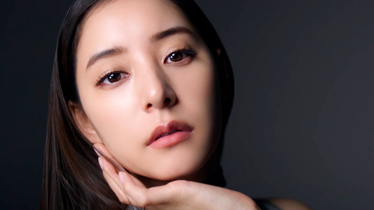 新木優子、アップショットで圧巻のツヤ肌披露　DUO新CM『バームがもう一度生まれ変わる』篇