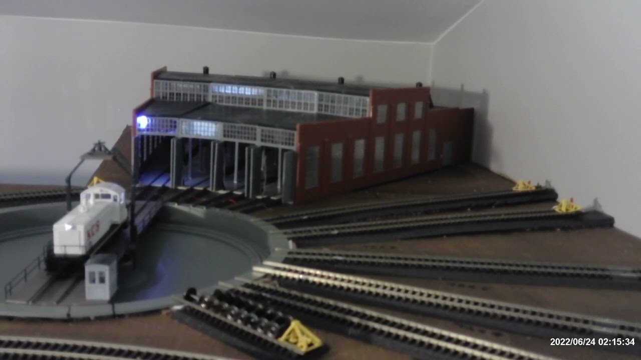 133 Walthers 90 Turntable and Roundhouse Operational w/LEDS
