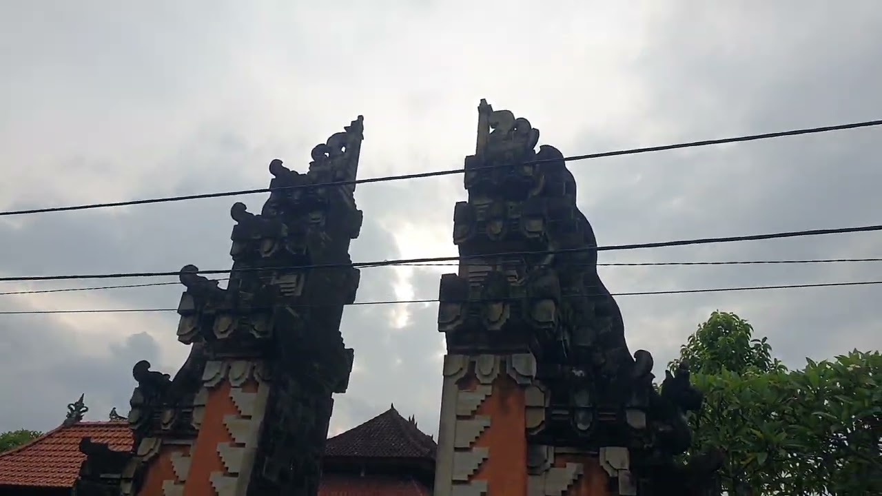 Customs and Traditions of the Procession of Worshippers to the Balinese Temple