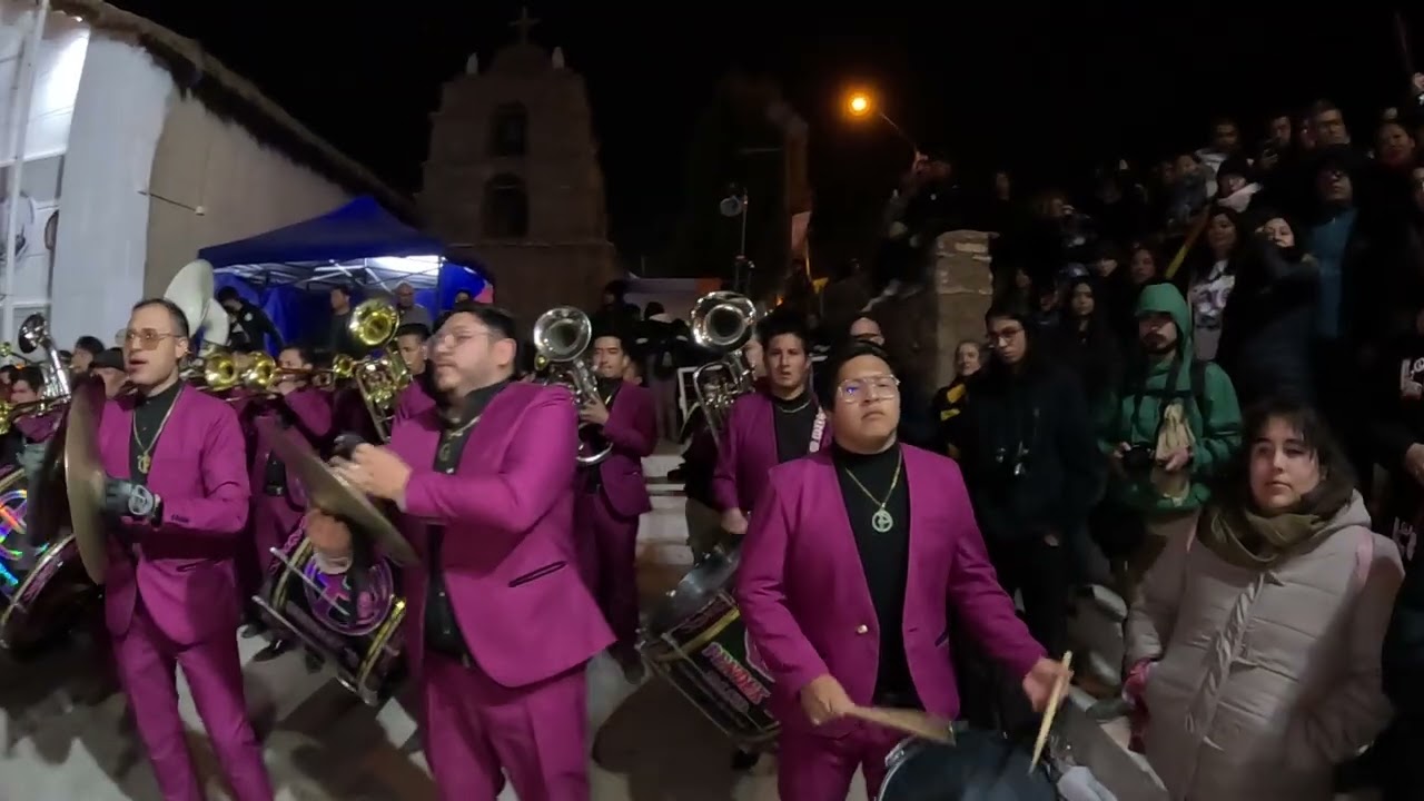 CAPORALES ZAMBOS SAYAS EN LA FIESTA DE AYQUINA 2025, PLAZA IGLESIA DE NOCHE