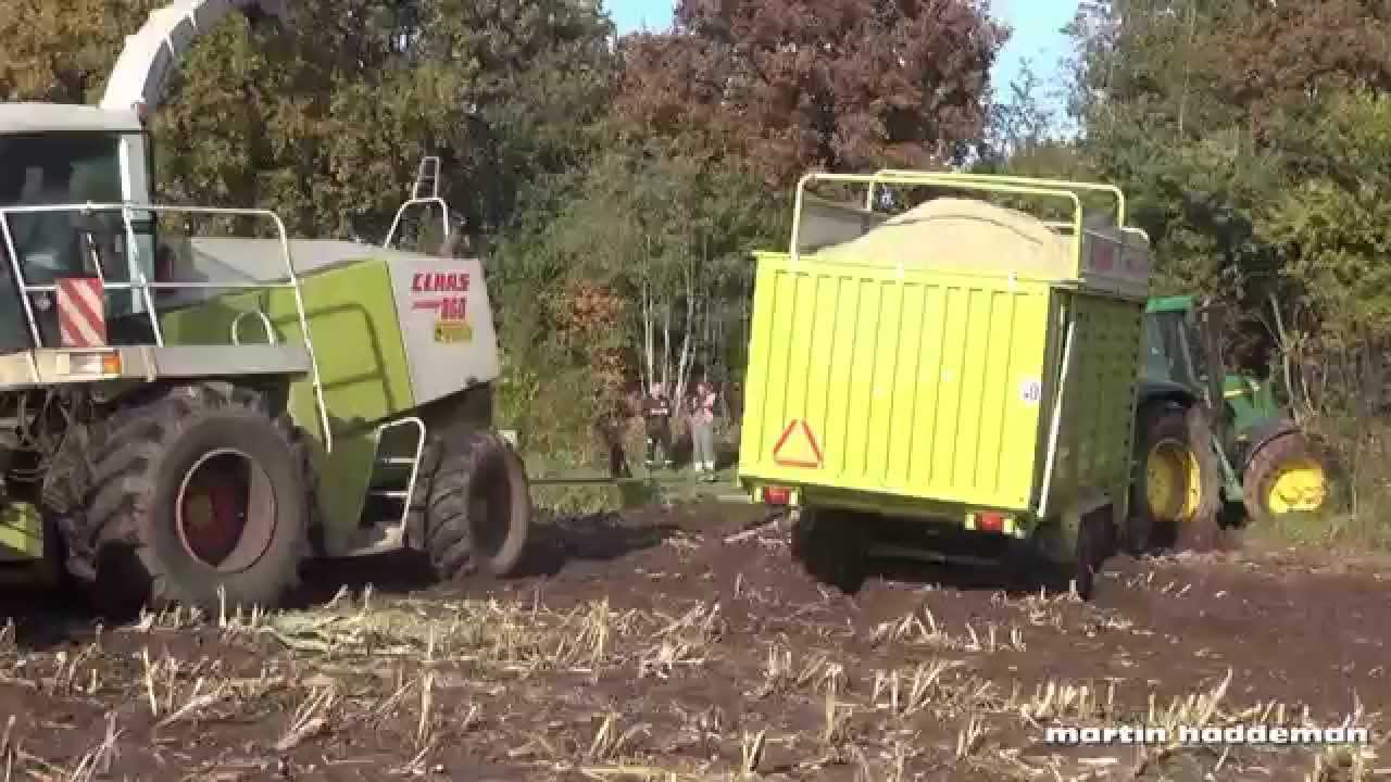 loonbedrijf komt met opraapwagen met mais vast te zitten