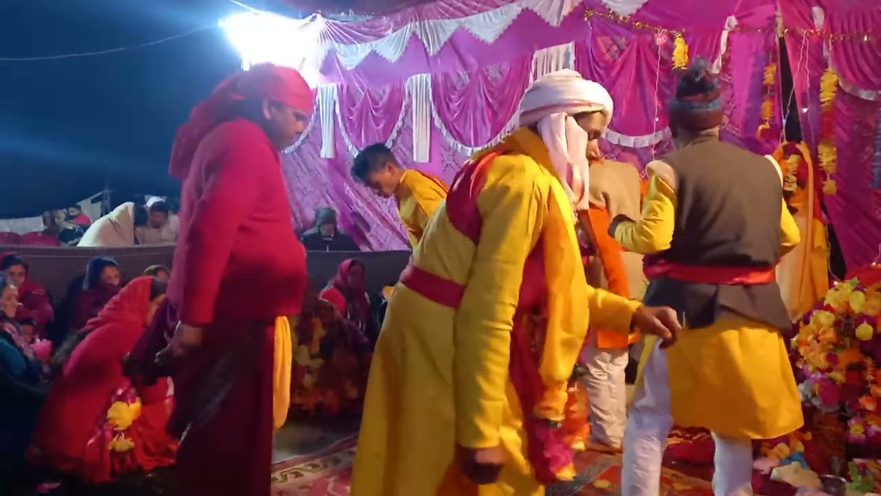 राणी मोथूमाला को जीत के लाते है छोटा नाग बर्मी। 
