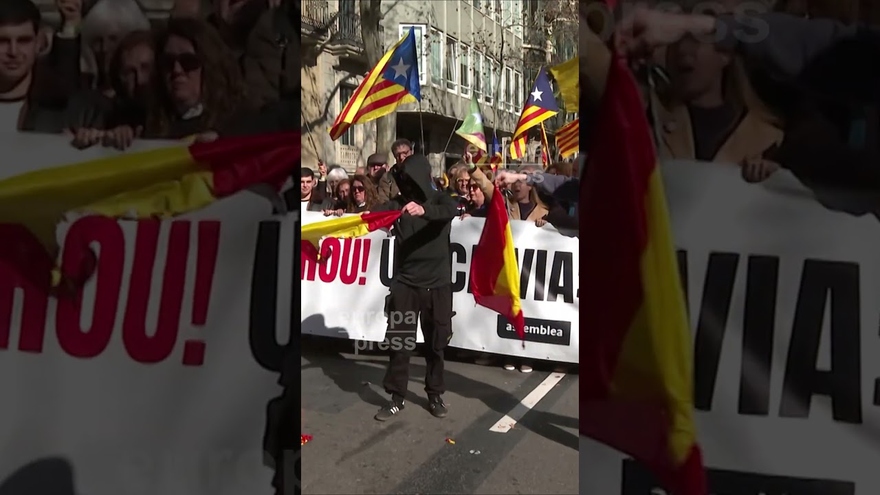 Queman una bandera de Espa&ntilde;a en una mobilizaci&oacute;n independentista en protesta por Rodalies