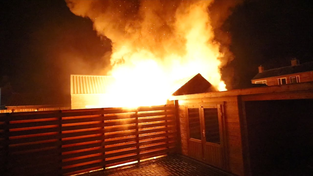 Uitslaande brand verwoest schuur Rotanstraat Noordwolde