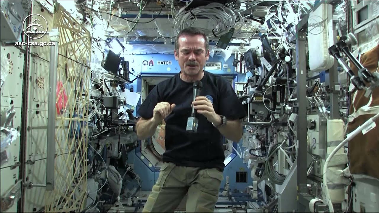 Chris Hadfield et ses aliments spatiaux canadiens volants