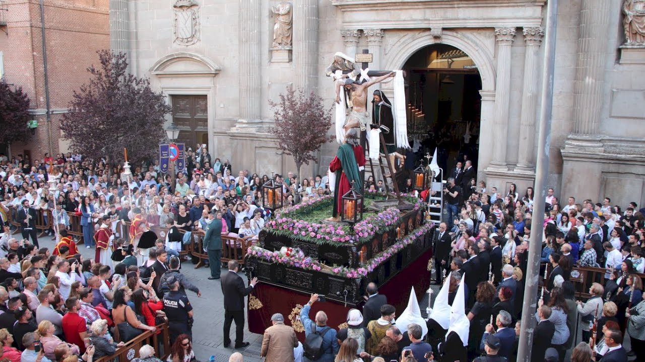 Salida de la procesión de la Soledad Coronada y el Sagrado Descendimiento 2023
