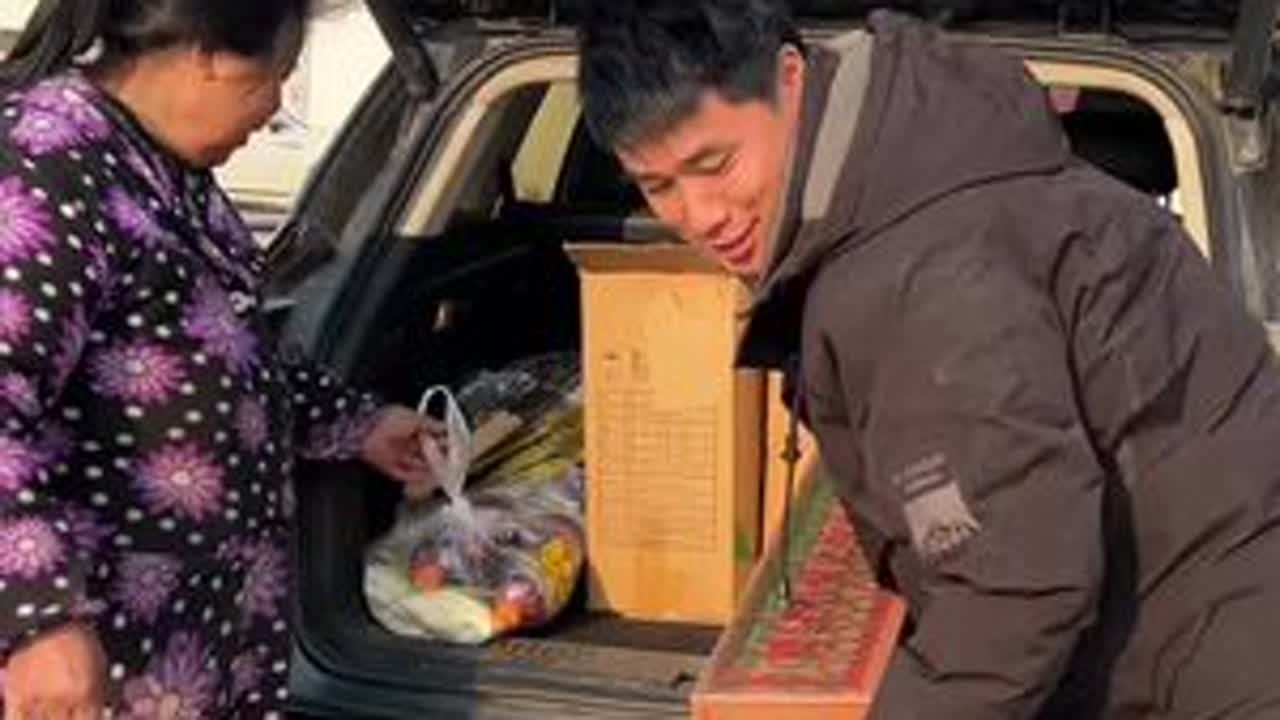 家人们，今天咱准备一下摆摊要用的东西，小摊不大，咱也给它起个名，铁头小吃摊#记录真实生活 #我的乡村生活 #摆摊 #家有仨妯娌#加油