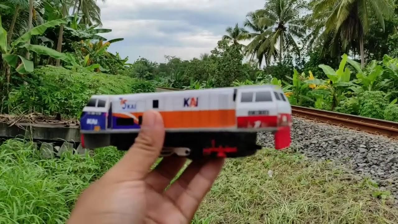 Kereta Api Indonesia KAI Railfans Laba Laba Hantu CC201 CC206 dan BB300 bertemu Kereta Kayu
