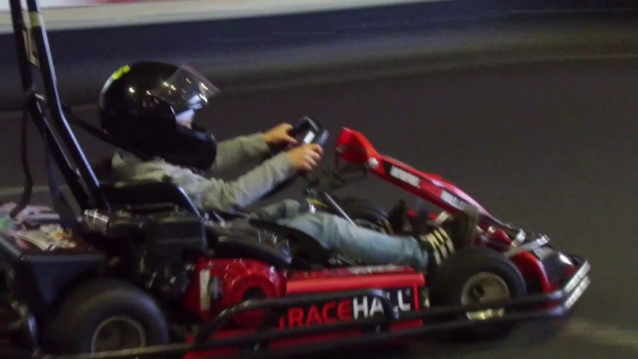 Elias på 7 år kører Gokart i Racehall