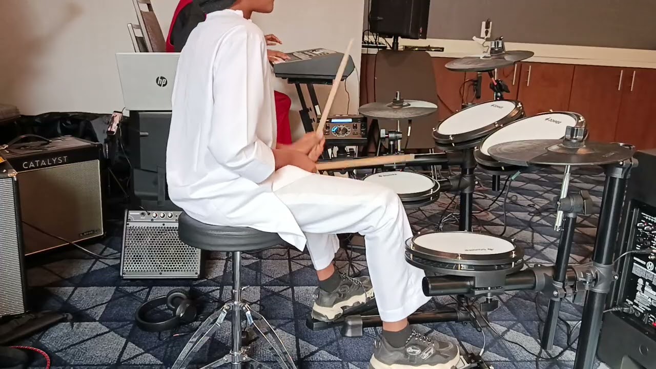 Hottest makosa praise 