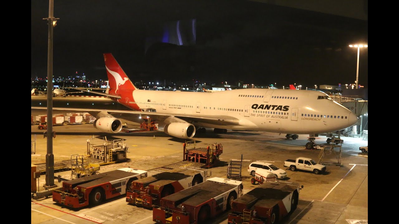 Qantas Business Class - Boeing 747 'Upper deck' + Sydney First Class Lounge - Sydney to Tokyo (QF25)