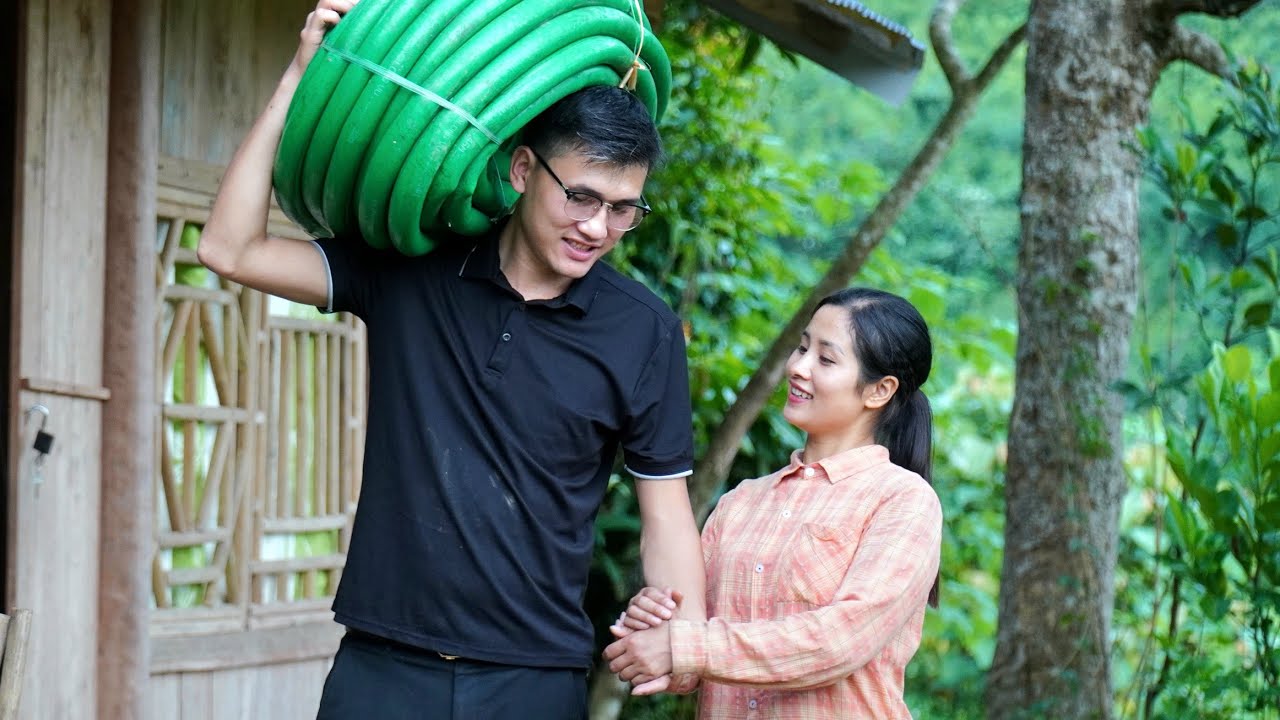 Quang suddenly visited Linda, bringing a water pipe, making her surprised.