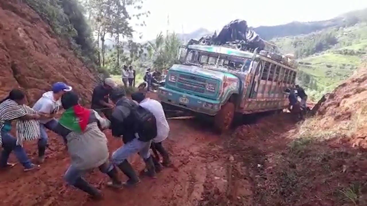 En Suárez, Cauca, ni las chivas pueden con las duras trochas