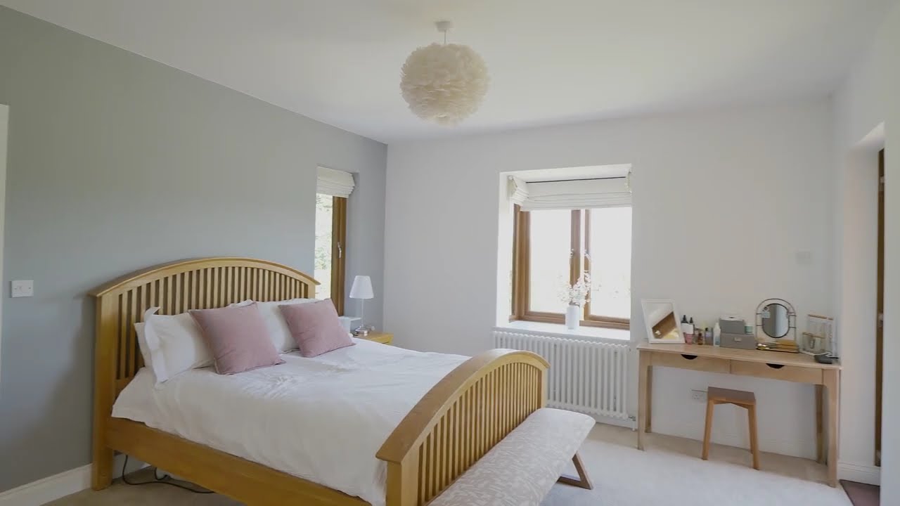 Advert reference - 356264. Substantial 8 bed equestrian property set in 29 acres,  Buckinghamshire.