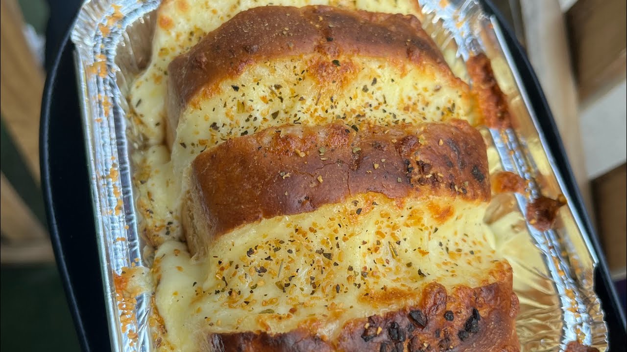 Longest Cheese 🧀 Pull Garlic Bread at Delhi’s Brewin Cafe😍😍❤️Will you try this? Follow up‼️