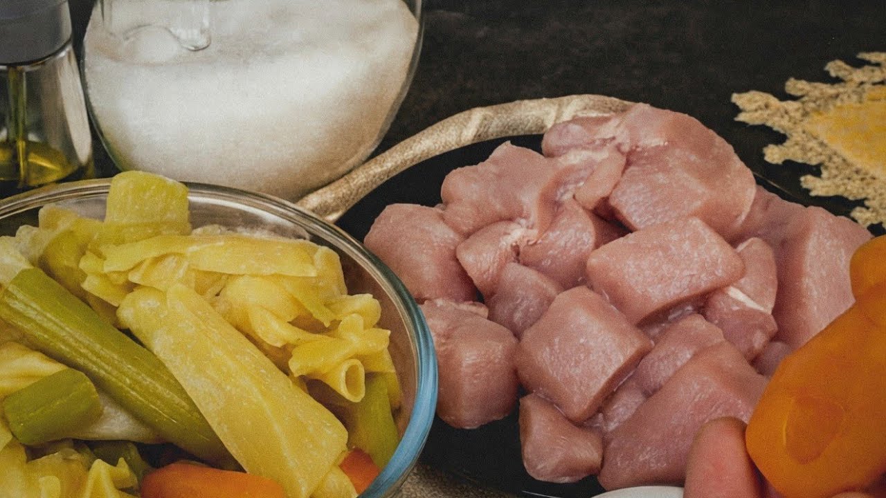 Pollo salteado con verduras del caldo y toque cítrico.