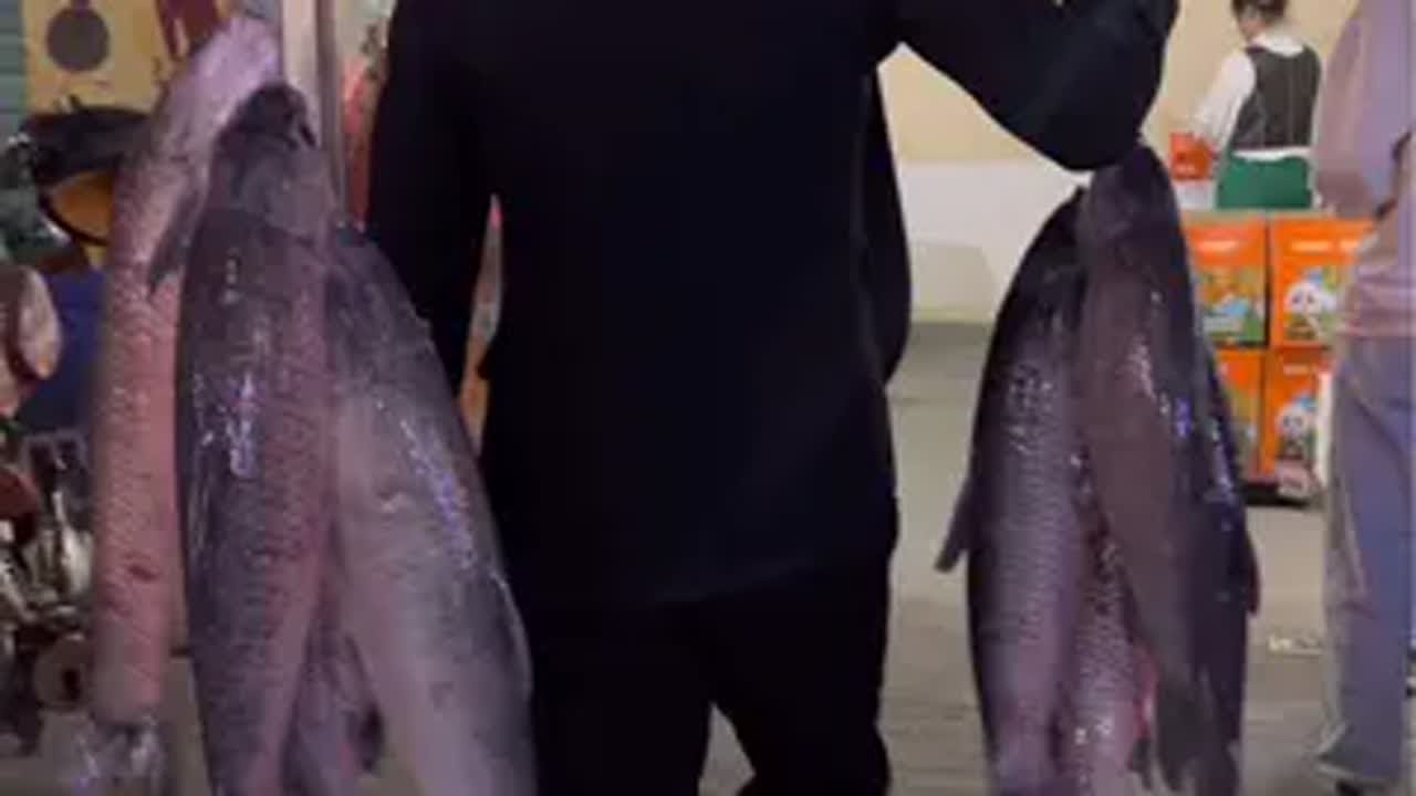 以鱼换物，感谢人美心善的老板娘给这么多脐橙，钓几条大鱼感谢老板娘原来钓鱼才是抖音运动顶流 以鱼换物 钓鱼 @潭东松树下水库垂钓基地 @李媛媛 @南康区刘拉拉二手车