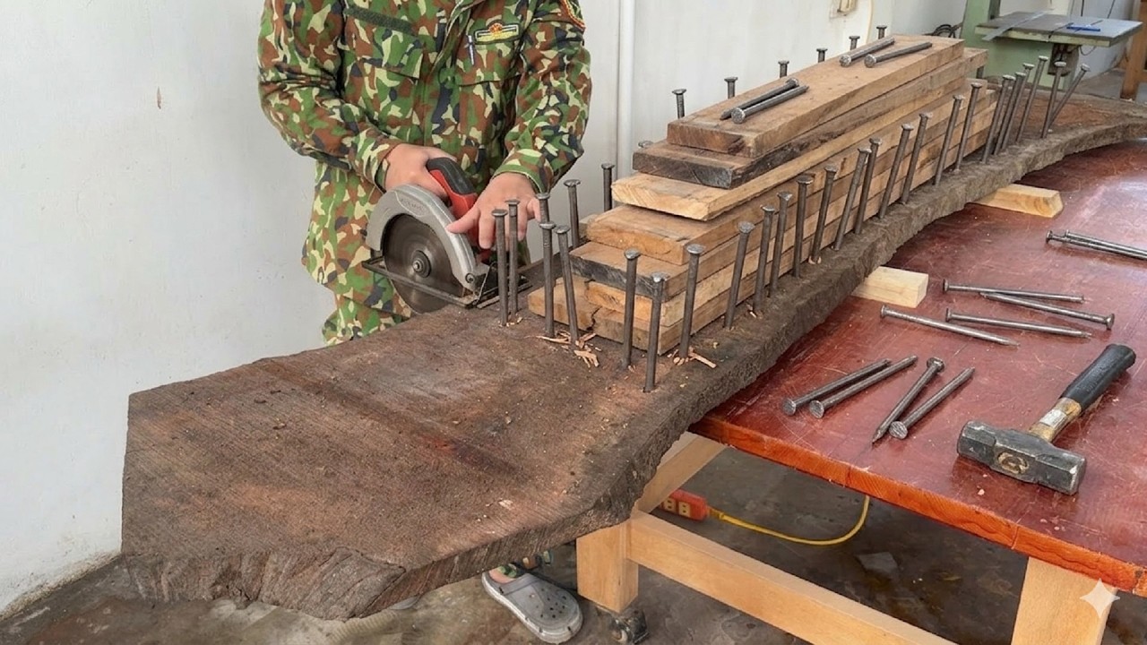 Admire Perfect Woodworking Skills of a 20-Year-Old Carpenter! Build a Unique Set of Table And Chairs